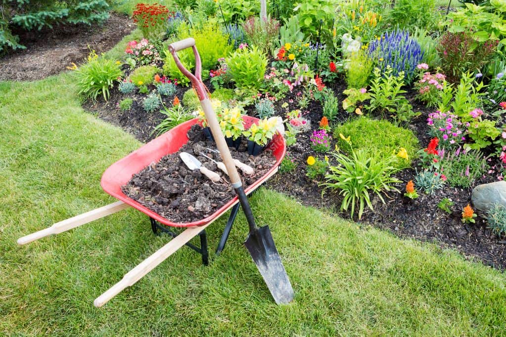 landscapingwork2-A0xwv90okKT8rXpJ - losangelesgardenpros.com